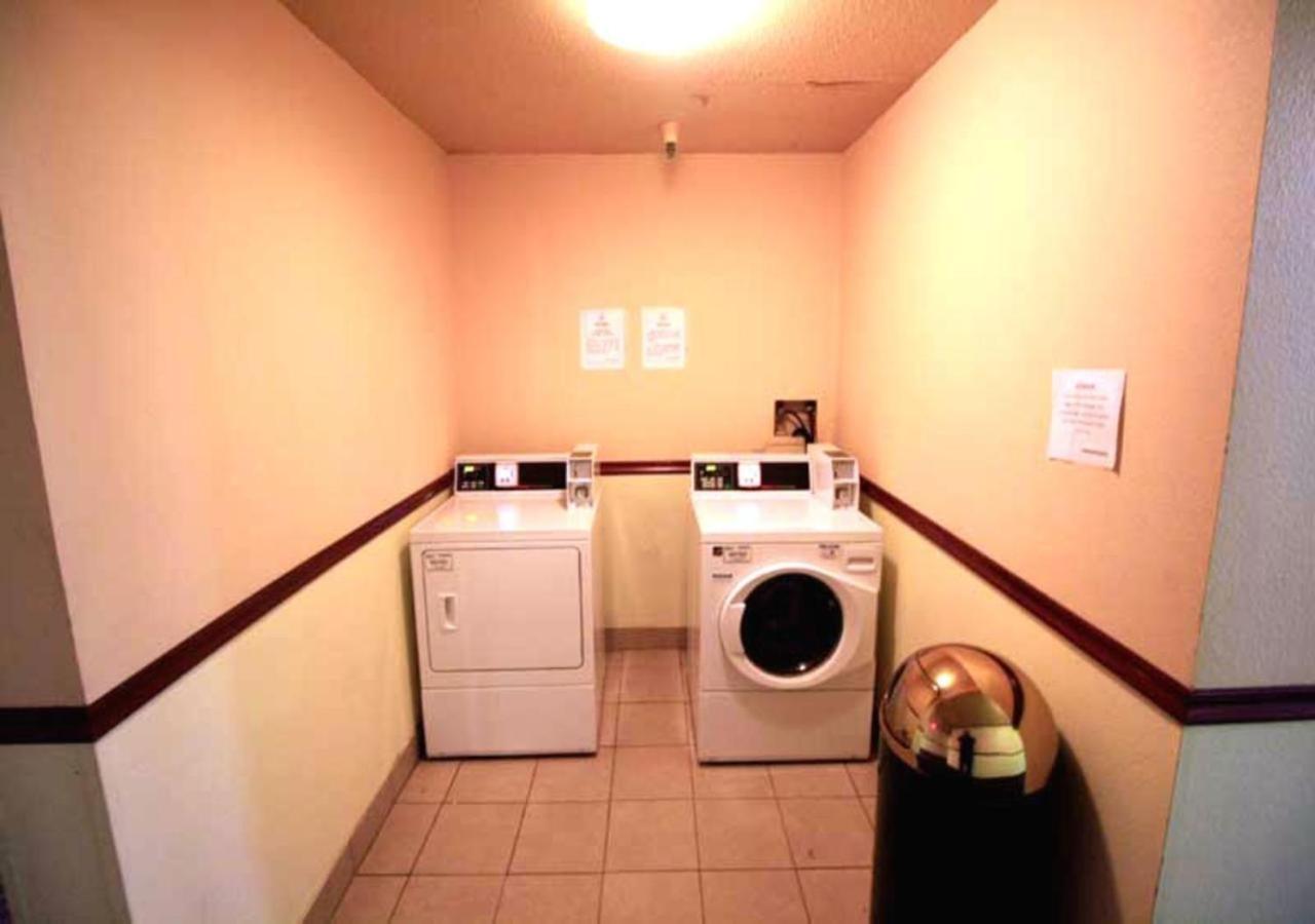Norwood Inn Minneapolis Розвилл Экстерьер фото