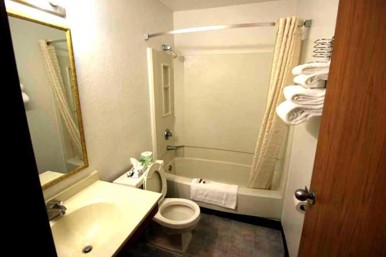 Norwood Inn Minneapolis Розвилл Экстерьер фото
